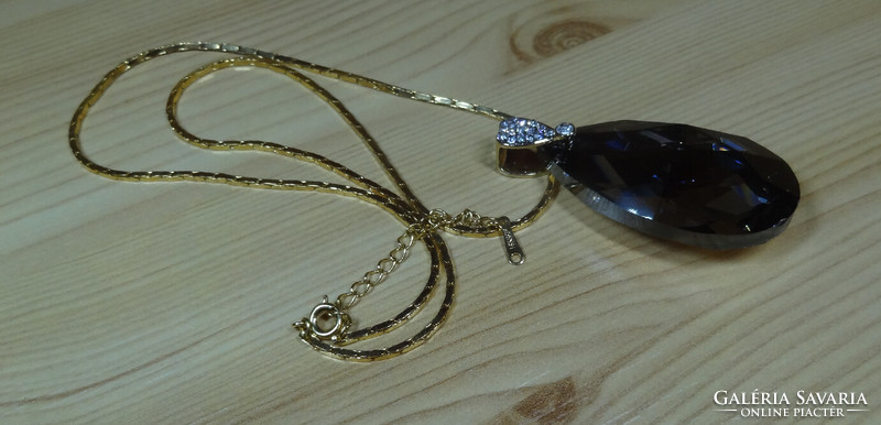 Polished crystal pendant with marked 18k gold-plated necklace, the chain is very beautiful.