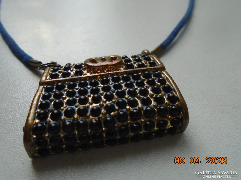 Tűzaranyozott bronz miniatűr duplafalú Gucci táska medál , fűzőn.