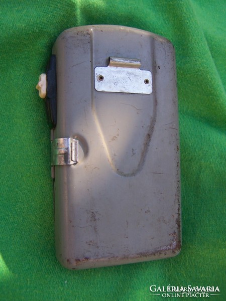 Old flashlight. 12 X 7 x 3 cm painted metal, plastic.