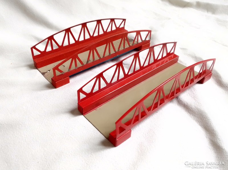 Két antik régi piros Kibri híd 0-ás vonat vasút modell US Zone1945 terepasztal kiegészítő lemezjáték