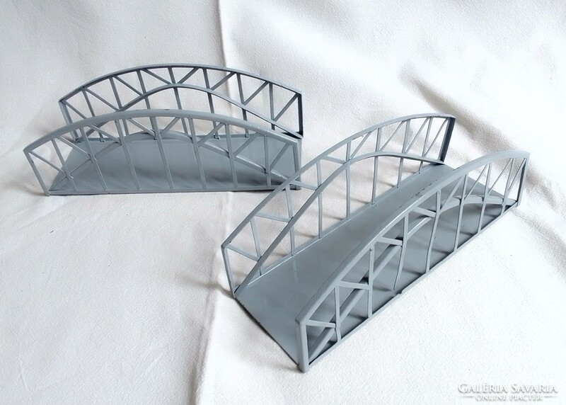 Két régi szürke vasúti közúti híd pár 0-ás vonat vasút modell terepasztal kiegészítő lemezjáték