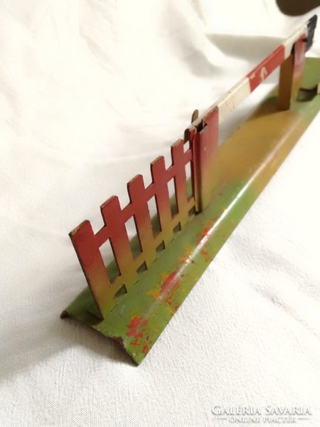 Régi antik vasúti átjáró sorompó 0-ás vasút vonat modell terepasztal kiegészítő lemezjáték