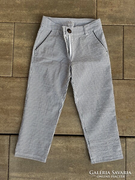 Knee-length trousers made of white denim with striped elastic material