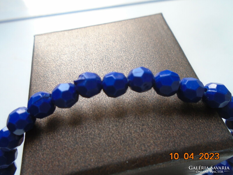 Elastic bracelet made of royal blue faceted pearls