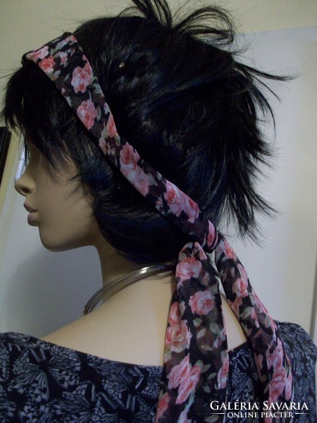 Romantic, rose-patterned headband