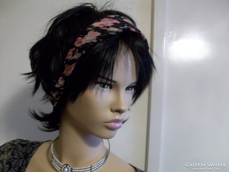 Romantic, rose-patterned headband