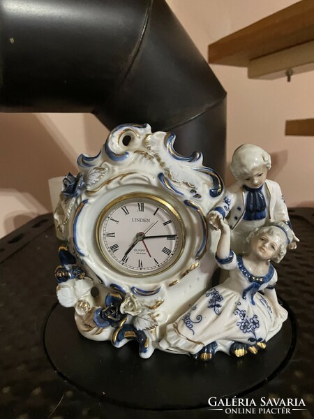 Porcelain table clock.