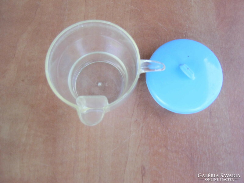 Retró műanyag fedeles csőrös pohár