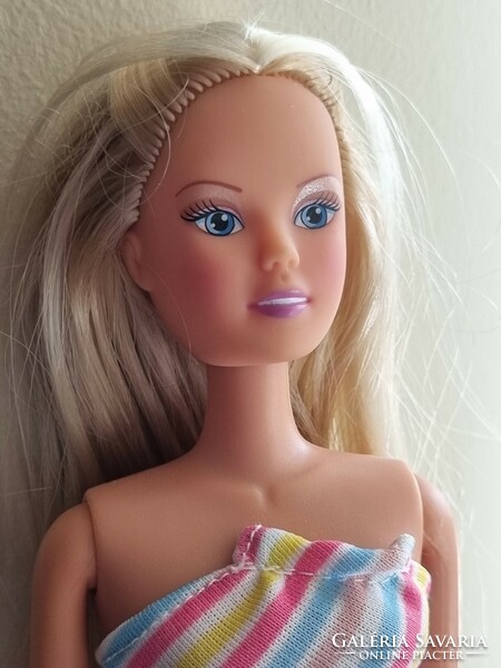 Barbie baba 1999-es eredeti csini ruhában