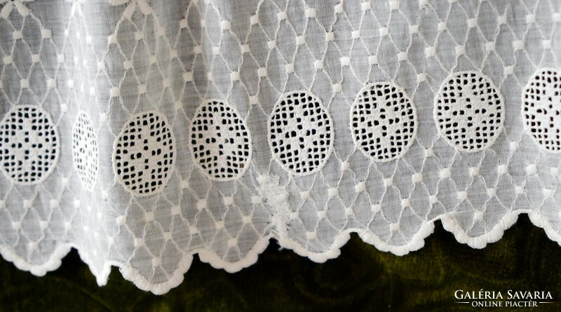 Rendkívül dekoratív vékony hímzés pamut föggöny babaruha drapéria vitrázs készítéshez 80 x 48cm