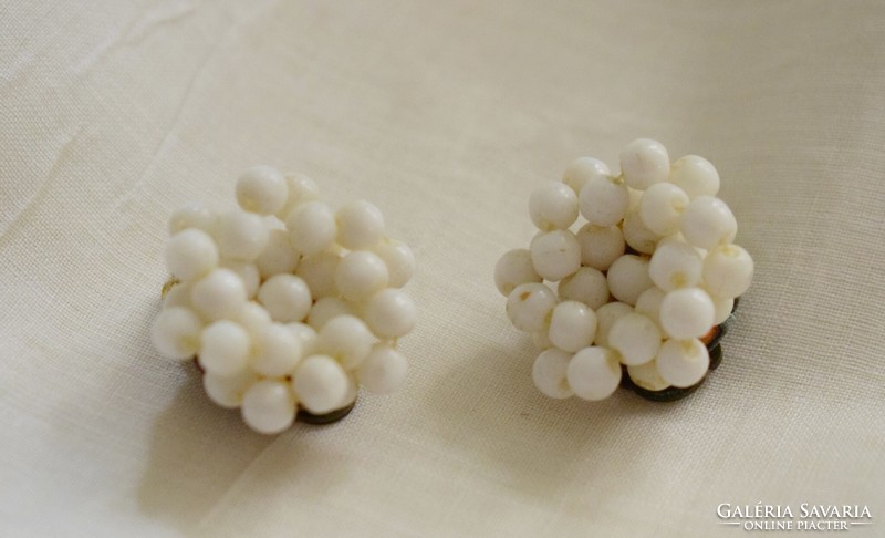 Old clip, earring retro bijou 2.3 cm white pearls