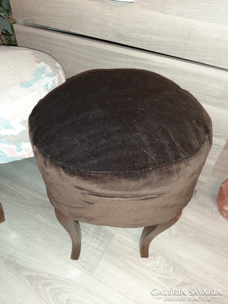 Antique pouffe seat with nice legs and stable springs
