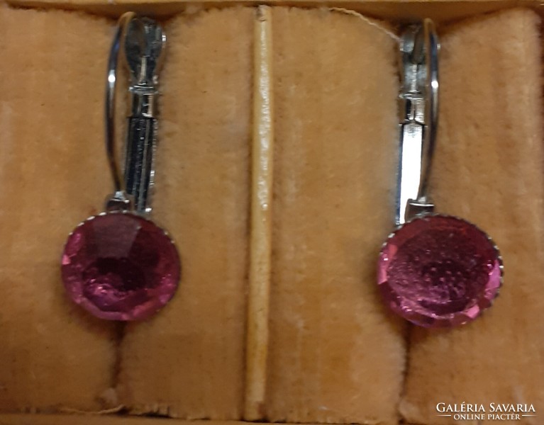 Szép állapotú beakasztós fülbevaló rajta foglalt csiszolt rózsaszin kővel ékített lógóval