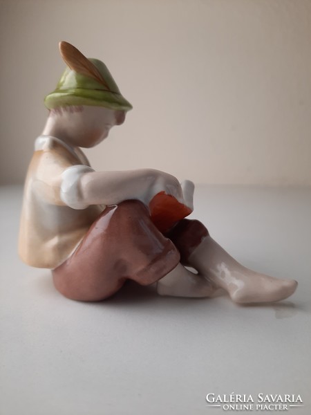 Drasche porcelán szobor, olvasó fiú figura