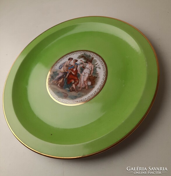 Antik jelenetes (4 alakos) porcelán süteményes tányér, zöld, arany széllel