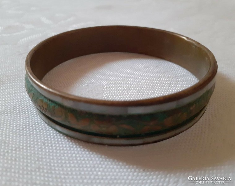 Copper-colored (or the) bracelet with mother-of-pearl and flower motif decoration