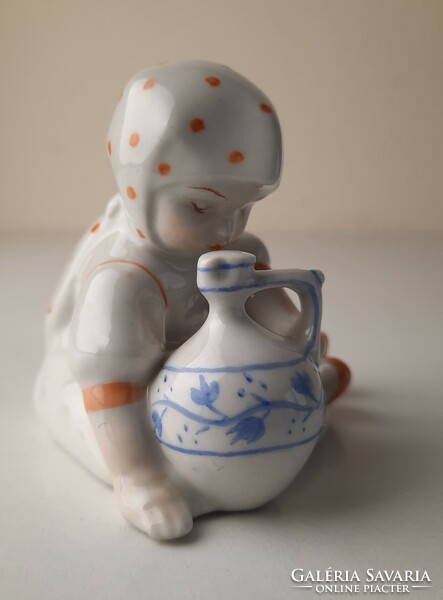 Zsolnay porcelán szobor, ülő kislány figura korsóval