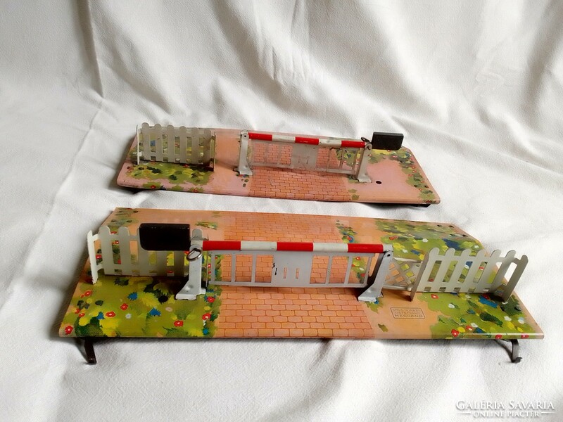 Two antique old barrier railway crossing hornby meccano france 0 model railway field table board game