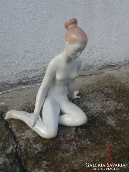 Aquincum, kneeling nude, figural porcelain