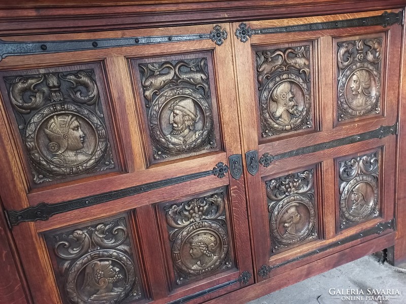Antik egyedi figurálisan díszített reneszánsz stílusú szekrény