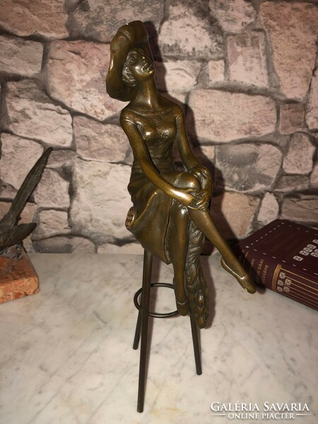 ﻿Bronz női szobor bárhölgy