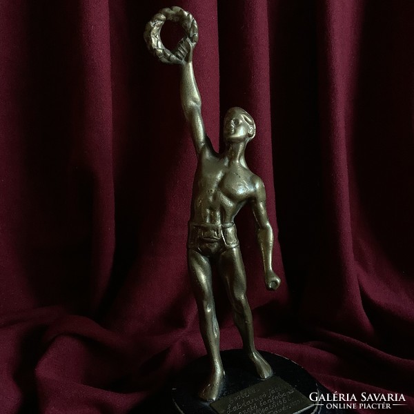 1953 Foci Edző Játékvezető Trófea Díj Kupa Sport Labdarúgás Magyar Futbal Bajnok csatár bronz szobor