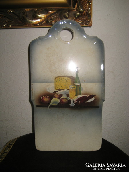 Porcelán -majolika  ,falra akasztható   "  vágó deszka  "  jelzett   , 15 x 27 cm