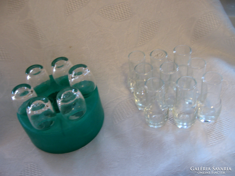 Fütyülős pálinkás pohárkák üvegre való tartóban