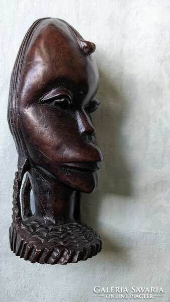 Női fej afrikai faszobor
