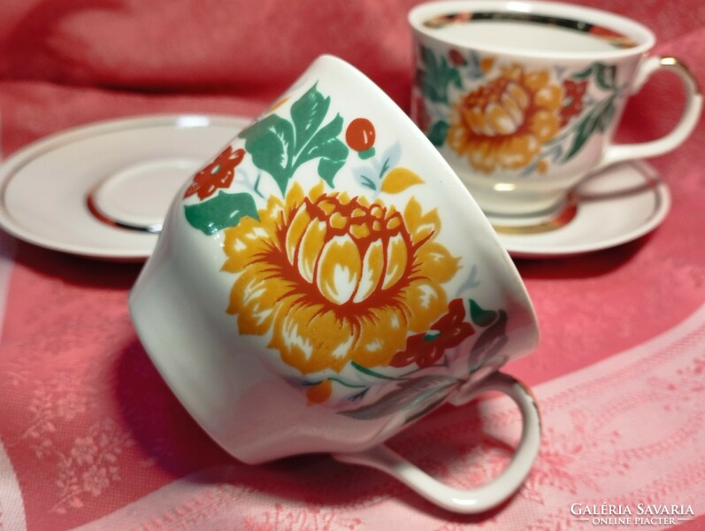 Gyönyörű porcelán kávés csésze aljjal