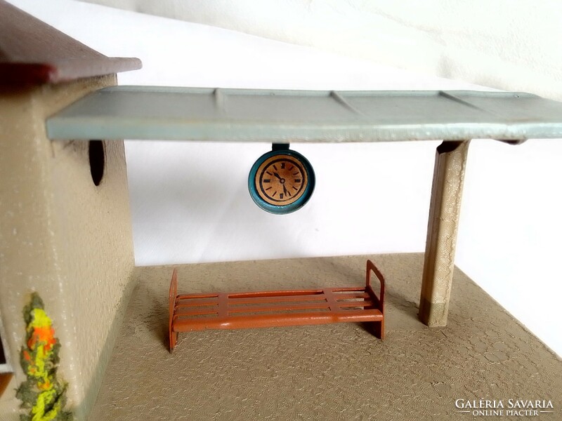 Antik régi Kibri vasút állomás épület váró büfé pad óra 0-ás vonat modell terepasztal lemezjáték