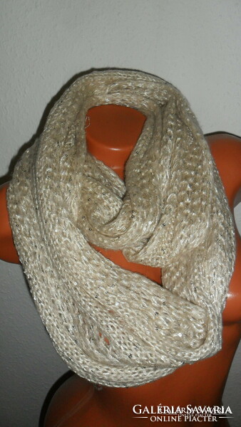 Soft, warm, loosely knit wide round scarf (144 x 36 cm)