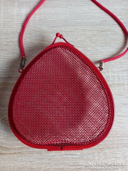 Retró szív alakú piros fém táska