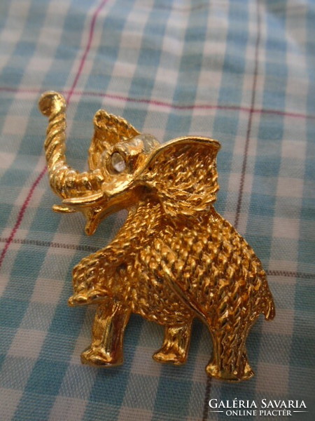Old brooch in good condition. Also an excellent gift. An elephant that brings good luck because the clock is facing up
