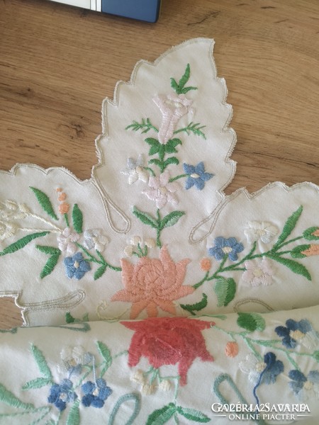 Embroidered leaf-shaped small table decoration, sold in running pairs!