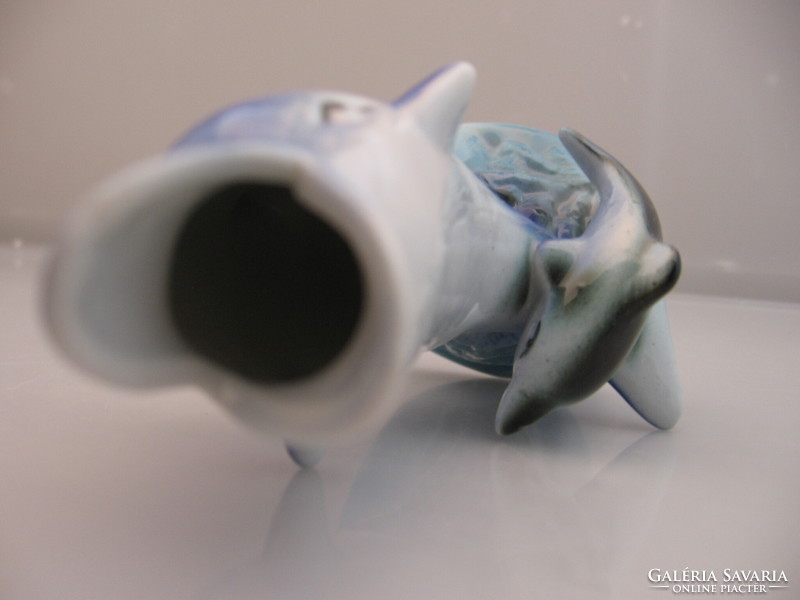 Porcelán delfin váza