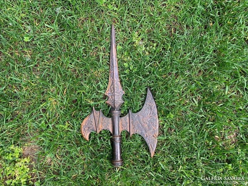 Large and heavy threaded copper halberd, 29 cm. 711 G.