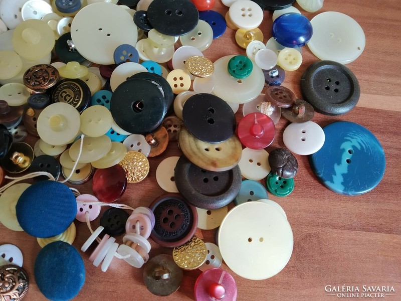 Mixed buttons and an old buckle, minimum 350 pcs.