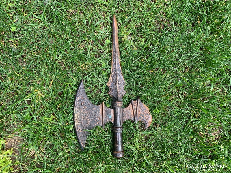 Large and heavy threaded copper halberd, 29 cm. 711 G.