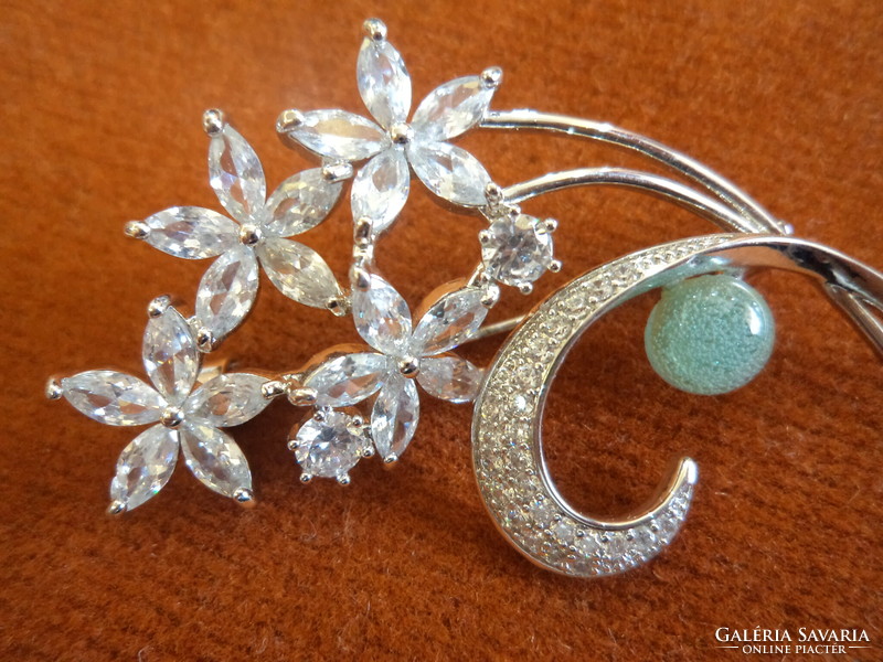 ​New beautiful brooch Decorated with crystals (?), filigree decoration.