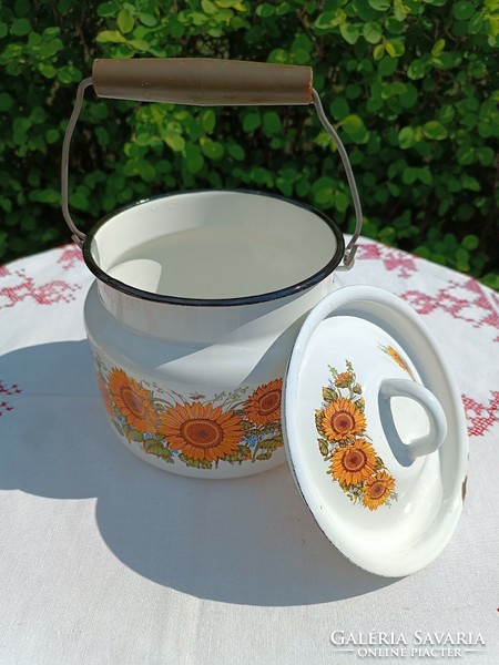 Food containers with enamelled lids
