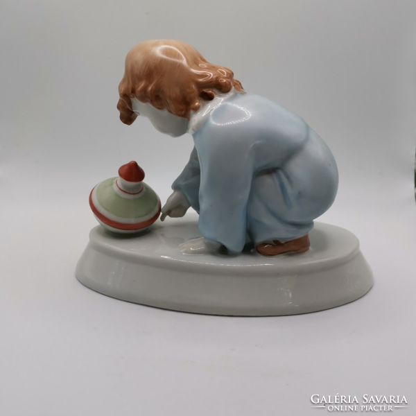 Zsolnay búgócsigás kislány porcelán