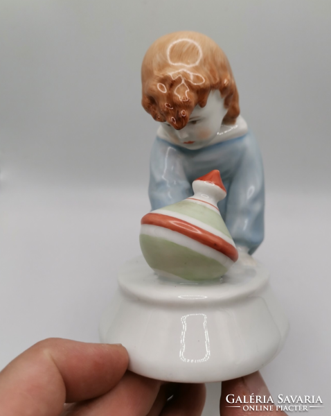 Zsolnay búgócsigás kislány porcelán