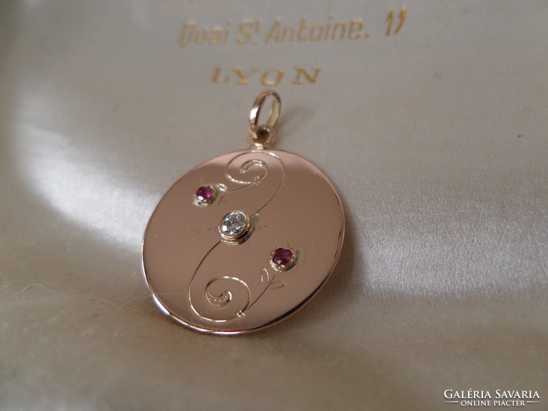 Antique gold pendant with ruby and brill