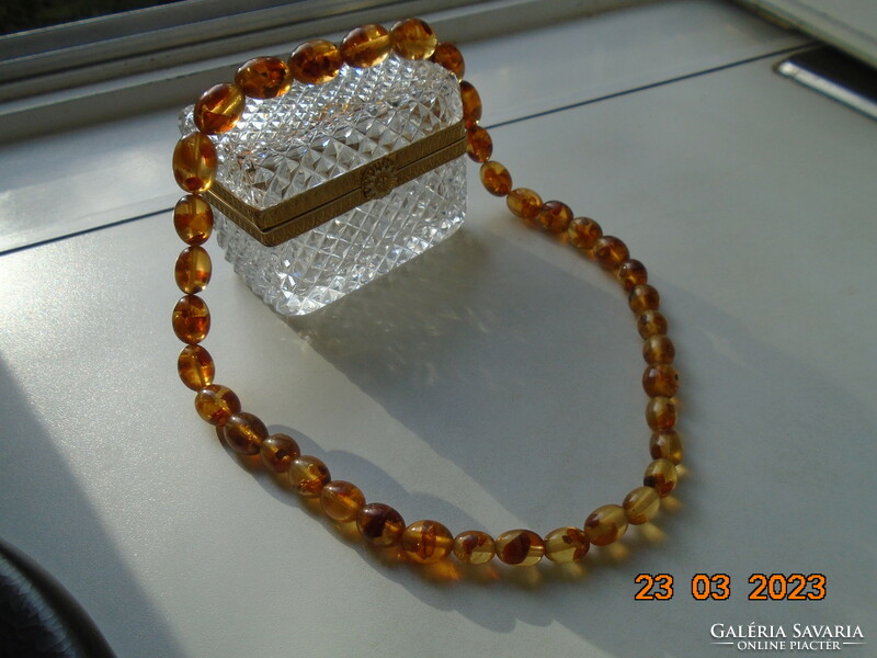 Borostyánból készült gyöngyökből nyaklánc