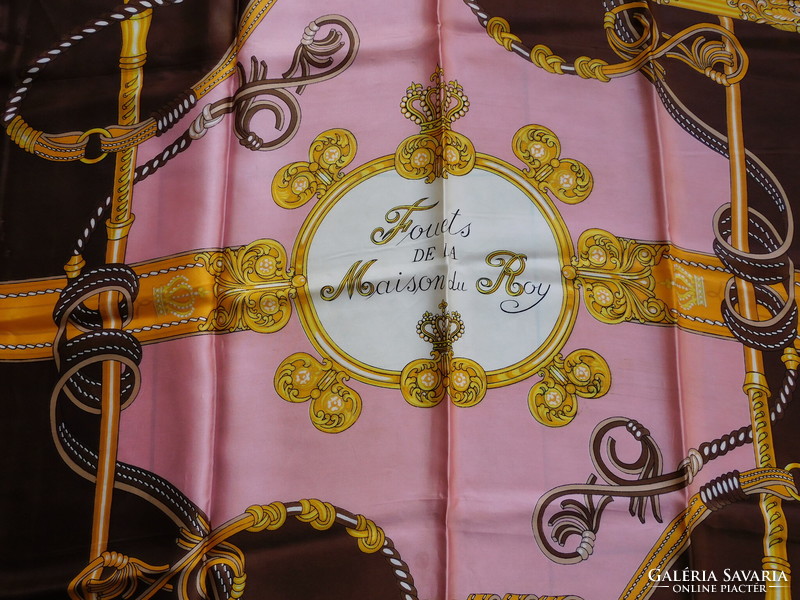 Vintage selyemkendő "Fouets de la Maison du Roy" felirattal, míves ostorokkal