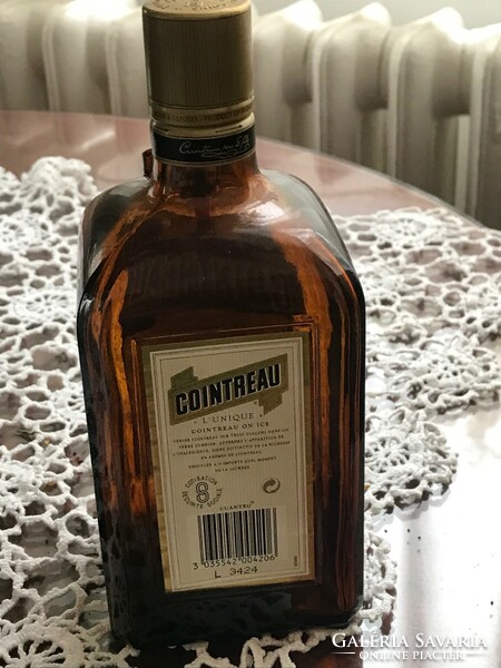 Cointreau French liqueur, thick, dark brown glass bottle. 21X9 cm