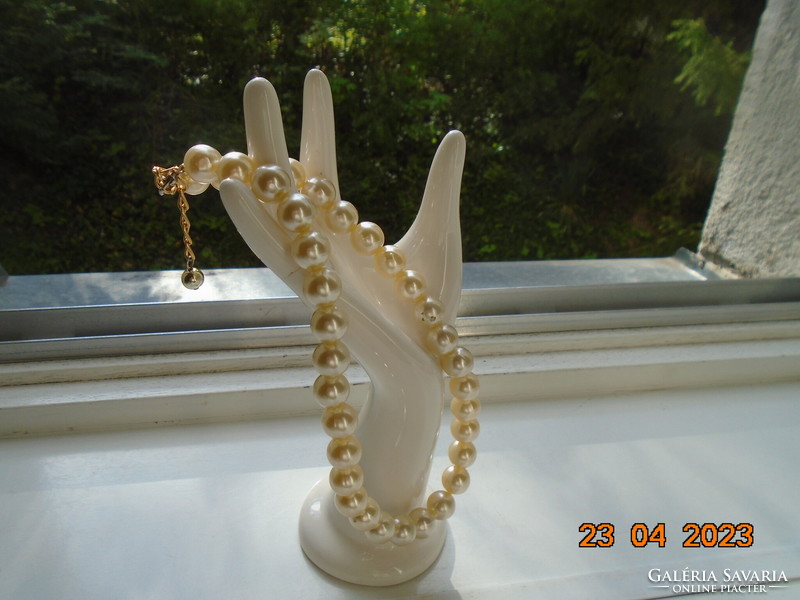 Necklaces made of larger tekla pearls with gold-plated fittings