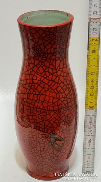 Iparművészeti, repesztett fekete hálós, piros mázas kerámia váza (2606)