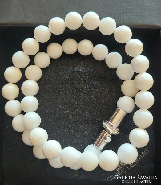 Beautiful snow-white faceted shell necklace with zircon stone decorative clasp